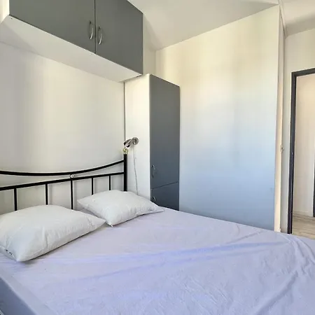 Apartment Bright 26 M With Pool In