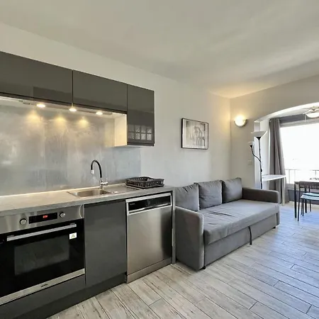 Bright 26 M With Pool In