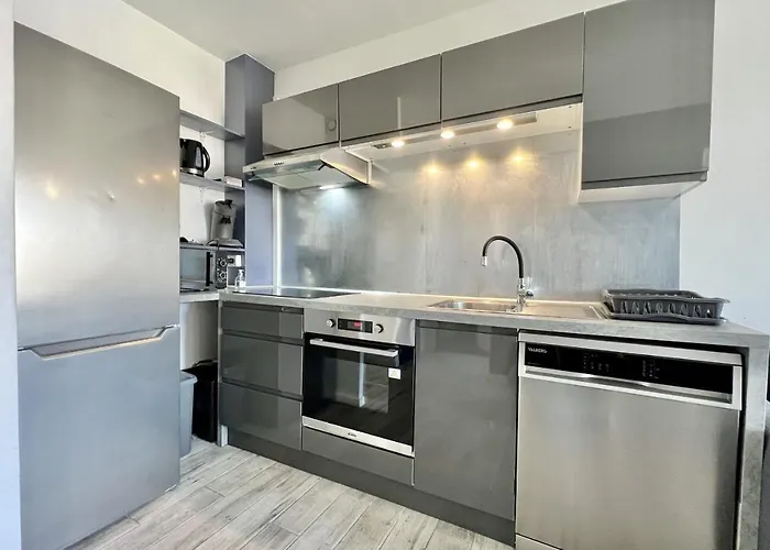 아파트 Bright 26 M With Pool In Fréjus