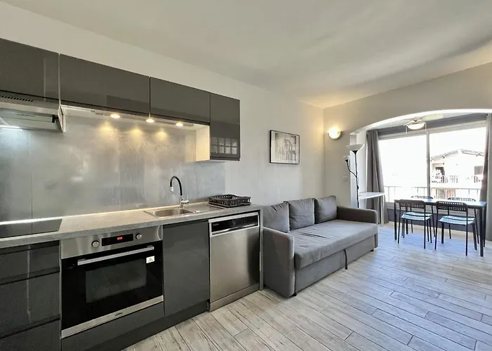 Bright 26 M With Pool In